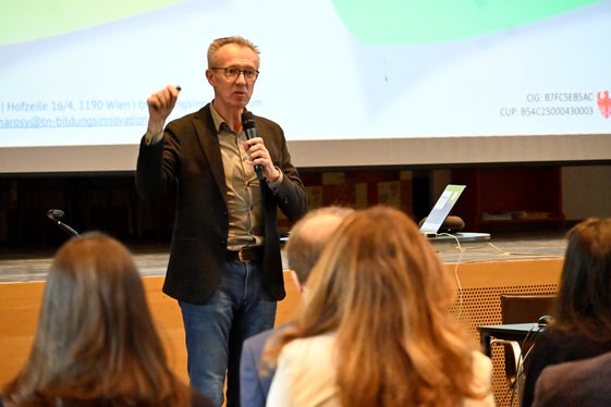 Referent Thomas Nàrosy, Bildungsinnovations-Berater, Projektmanager und Autor, sprach über KI? Lernkultur!. (Foto: Deutsche Bildungsdirektion/Margit Pichler)
