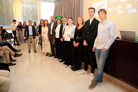 Zertifizierte Übungsfirmen: Die Schülerinnen und Schüler der Wirtschaftsfachoberschule Bozen