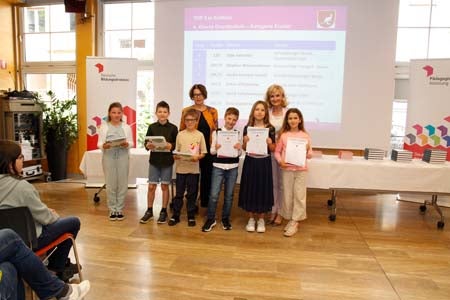 Zu den Gewinnerinnen und Gewinnern der 4. Klasse Grundschule gehören: Julie Valentini, Stephan Weissensteiner, Cecilia Leonore Gurioli, Anton Villscheider, Janick Schwienbacher, Stina Malfertheiner.