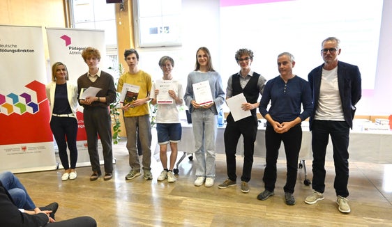 Die Gewinnerinnen und Gewinner des Landeswettbewerbs der Physik-Olympiade vom 13. Februar. (Foto: LPA/Deutsche Bildungsdirektion)