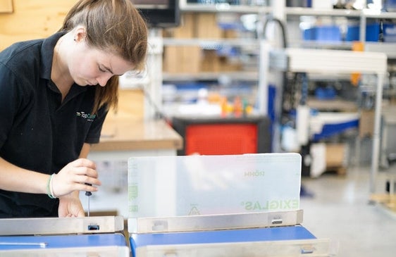 Sophia Stuefer wird in einer Lehre zur Mechatronikerin ausgebildet. (Foto: LPA/Landesamt für Lehrlings- und Meisterausbildung/Ausbildungsfirma TopControl)
