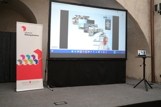 Referent Klaus Zierer, Ordinarius für Schulpädagogik an der Universität Augsburg und renommierter Bildungsforscher, war online zugeschaltet. (Foto: LPA/Deutsche Bildungsdirektion/Margit Pichler)