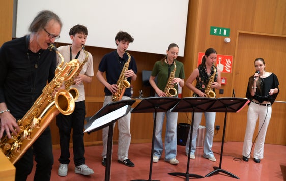 Prämierungsfeier Känguru der Mathematik 2026: Die musikalische Gestaltung hatte das Saxofon-Ensemble der Musikschule Bozen übernommen (von rechts): Janika Lucks (Gesang), Silvia Insam (Saxofon), Sara Telser (Saxofon), Benjamin Demetz (Saxofon), Philipp Bijleveld (Saxofon) unter der Leitung von Lehrer Hans Tutzer (Foto: LPA/Deutsche Bildungsdirektion/Margit Pichler)