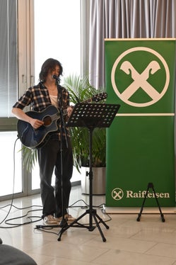 Feierstunde musikalisch gestaltet: Simon Runggatscher von der Wirtschaftsfachoberschule Brixen (Foto: LPA/Deutsche Bildungsdirektion/Margit Pichler)