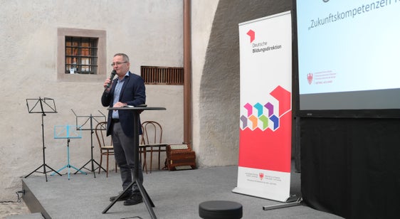 Bildungsdirektor Gustav Tschenett bedankte sich bei den Führungskräften für die täglich geleistete Arbeit und betonte, wie wichtig es sei, jungen Menschen Kompetenzen zu vermitteln, die sie in Zukunft brauchen werden. (Foto: LPA/Deutsche Bildungsdirektion/Margit Pichler)