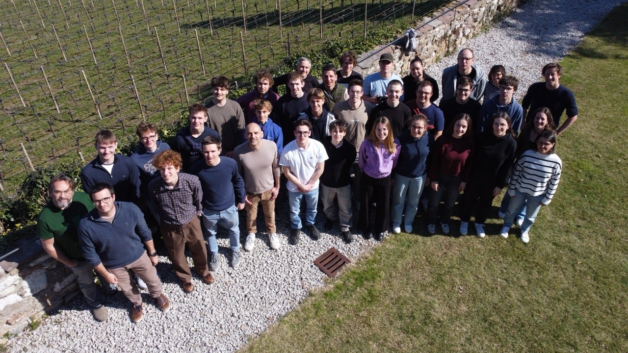 Teilnehmerinnen und Teilnehmer an der Mathematik-Modellierungswoche 2025, aufgenommen mit einer Drohne vom Schüler Tobias Pobitzer vom Realgymnasium Meran
