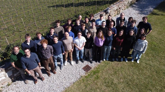 Teilnehmerinnen und Teilnehmer an der Mathematik-Modellierungswoche 2025, aufgenommen mit einer Drohne vom Schüler Tobias Pobitzer vom Realgymnasium Meran