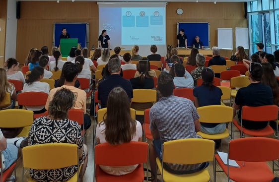 Bei dem Infomrationstreffen in der Wirtschaftsfachoberschule WFO in Bozen waren neben den Verantwortlichen der Deutschen Bildungsdirektion und dem mit der Umsetzung des Projekts beauftragten Team der Firma Master Studio auch die Eltern der Schülerinnen und Schüler dabei. (Foto: LPA/Deutsche Bildungsdirektion/Jürgen Bergmann)