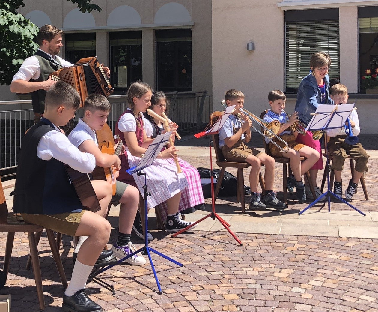 Das Instrumentalensemble der Schülerinnen und Schüler der GS Salurn mit dem Referent Martin Eschgfäller beim Abschluss des Projektes Musigkischtl XXL in Salurn, Juni 2024.