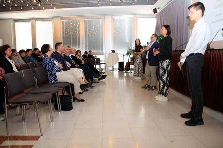 Die Landeskoordinatoren der Übungsfirmen Wolfgang Lanz und Sonja Rienzer von der Deutschen Bildungsdirektion mit Moderatorin Annika Mittermair (links außen) und Andreas Engl (rechts außen). 

