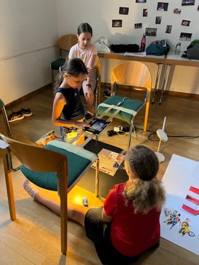 In sechs Workshops haben die Grundschülerinnen und Grundschüler geforscht, gebaut, geschrieben, programmiert, gestaltet und gerechnet. (Foto: LPA/Arbeitsbereich Begabungs- und Begabtenförderung der Pädagogischen Abteilung der Deutschen Bildungsdirektion/Lara Matzneller)