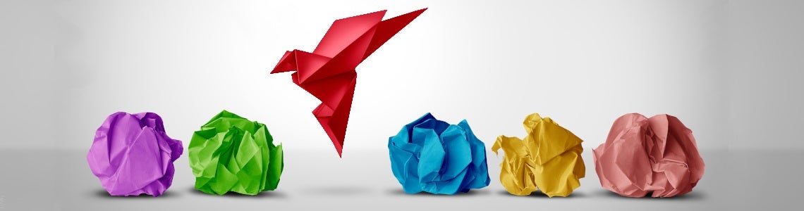 Papierknäuel und Origami-Vogel davonfliegend (Shutterstock-Image)