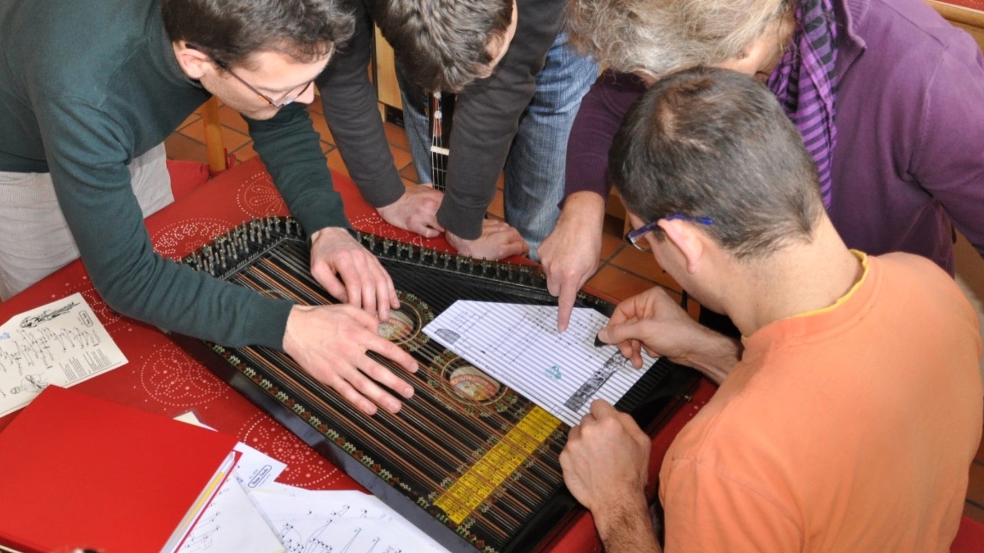 Erklärung eines Hackbrettes (Foto: Musikschule)