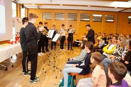 Das Bläser-Ensemble der Musikschule Bozen unter der Leitung von Fabian Taschler sorgte für die musikalische Umrahmung der Veranstaltung. An der Trompete: Manuel Tumler, Roman Pescollderung, Felix Mahlknecht, Maximilian Ilias, Pietro Giuliano, Eneas Niederkofler, Niklas Pahl, Josef Vinatzer und Lukas Werth.
