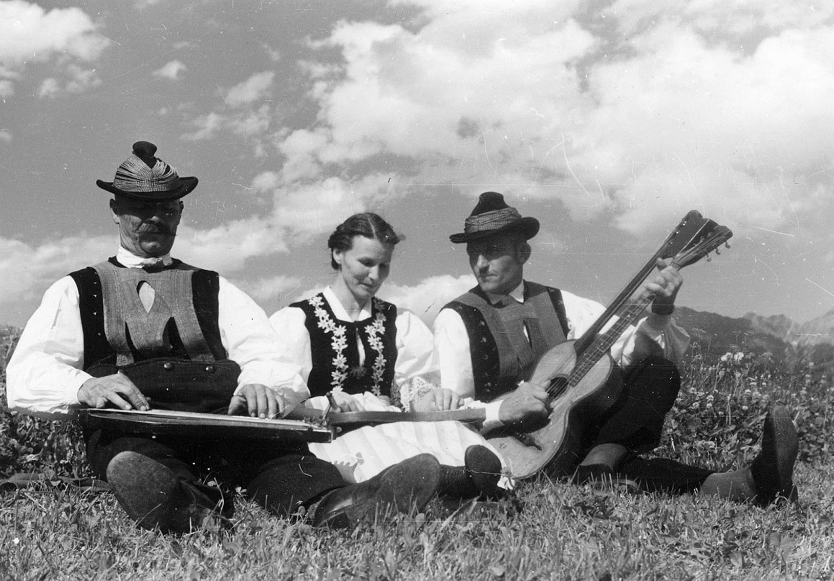 Hermann Prantl (Zither), Marianne Elsler (Raffele), Anton Kaufmann (Gitarre) aufgenommen von Alfred Quellmalz am 28. Juli 1940 in Dorf Tirol. (Foto: LPA/Fotoarchiv Referat Volksmusik Nr. 5)