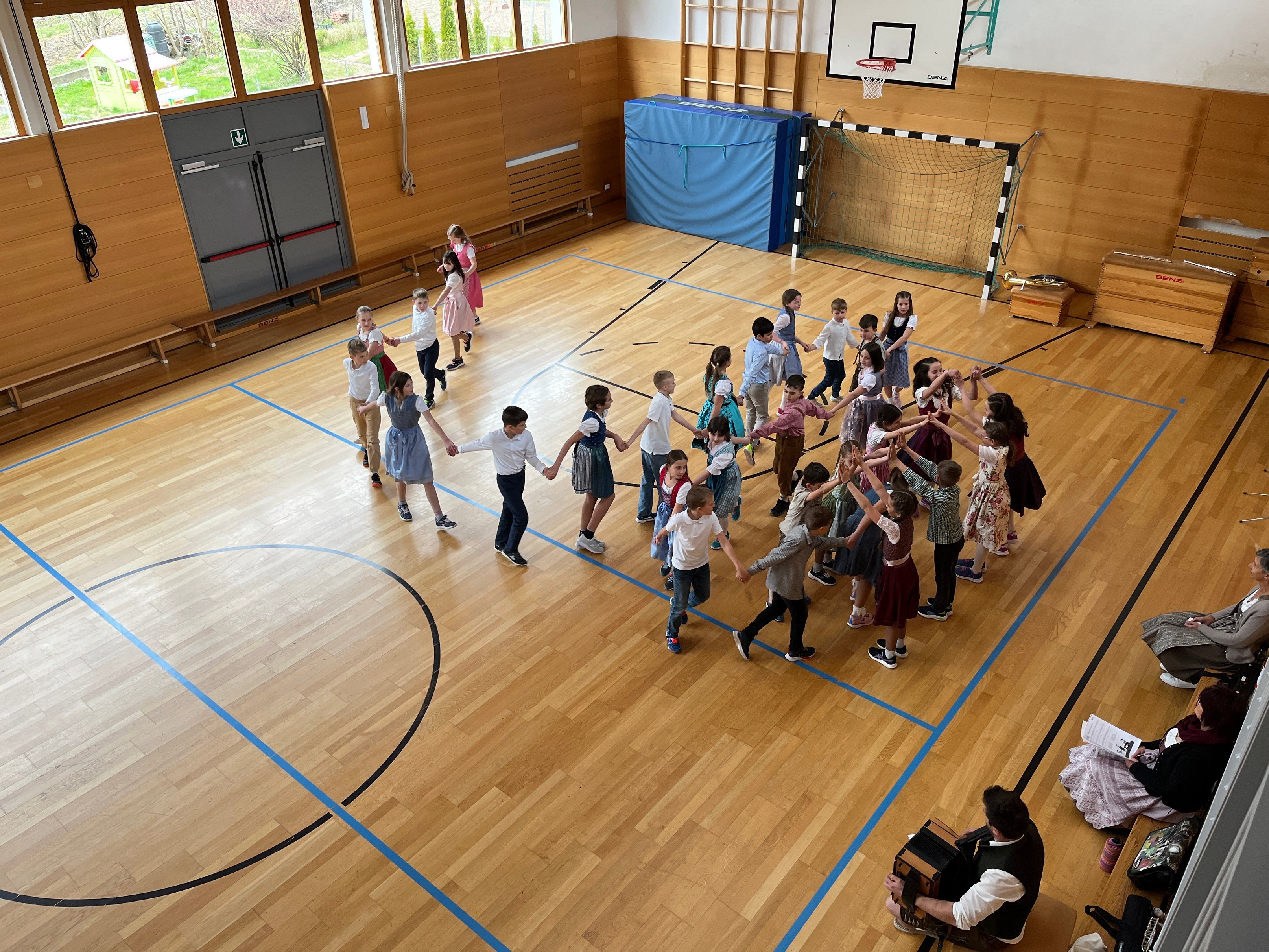 Die Schülerinnen und Schüler der GS Völlan tanzen bei der Abschlussveranstaltung des Projektes Musigkischtl im März 2026.