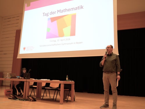 Der Direktor des Amtes für Beratung der Pädagogischen Abteilung Hansjörg Unterfrauner am Tag der Mathematik, der alljährlich bei den Lehpersonen auf großen Anklang stößt. (Foto: Deutsche Bildungsdirektion/Margit Pichler)