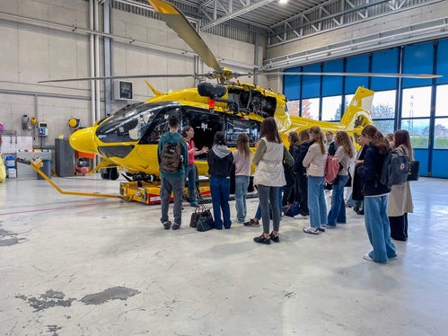 Oberschülerinnen und Oberschüler bei der Besichtigung des Rettungshubschraubers des Weißen Kreuzes, einem der Höhepunkte der Projektwoche Rendezvous mit dem Traumberuf. Foto: Weißes Kreuz
