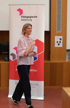 Prämierungsfeier Känguru der Mathematik 2026: Die Koordinatorin des Wettbewerbs Iris Gatterer führte durch die Veranstaltung. (Foto: LPA/Deutsche Bildungsdirektion/Margit Pichler)