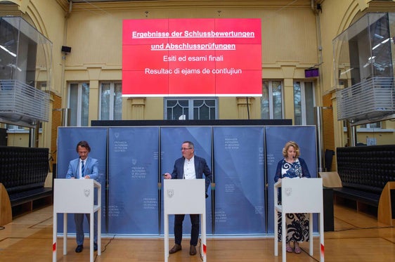 Die drei Bildungsdirektoren Vincenzo Gullotta (von links), Gustav Tschenett und Edith Ploner haben heute (22. Juli) die Daten und Zahlen zum Bildungsjahr 2023/24 vorgestellt. (Foto: LPA/Greta Stuefer)