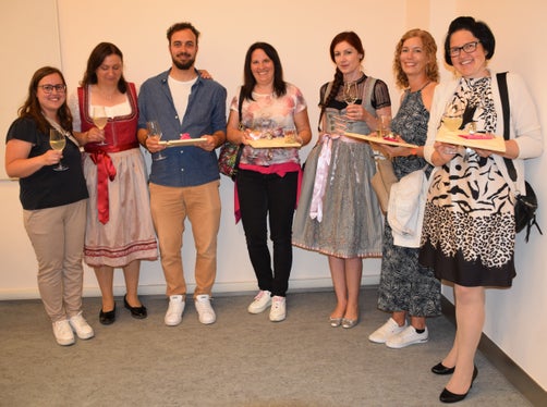 Unter den Lehrgangs-Absolventinnen und -Absolventen waren auch diese Lehrpersonen der Primarstufe (von links): Bettina Julia Moser, Maria Tedoldi, Robert Mutschlechner, Sara Scarperi, Patrizia Perkmann, Silvia Kofler, Maria Gögele. (Foto: Deutsche Bildungsdirektion/Gerlinde Weber)