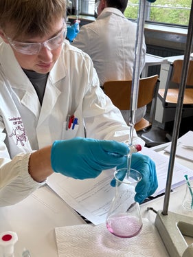 Adrian Messner von der Technologischen Fachoberschule Bruneck hat den Landeswettbewerb der Chemieolympiade 2026 gewonnen. (Foto: LPA/Deutsche Bildungsdirektion/Pädagogische Abteilung/Alexander Ulbricht)