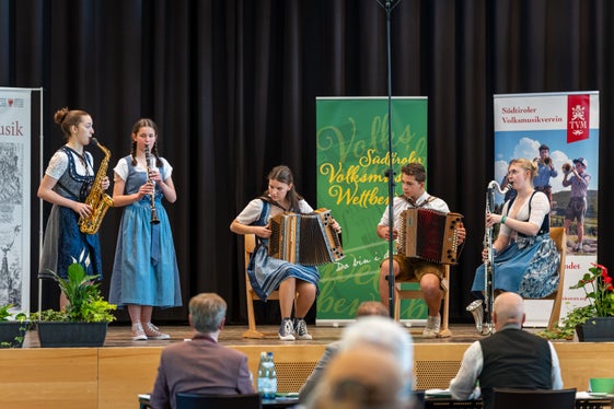 Beim 7. Südtiroler Volksmusikwettbewerb waren zwei Gesangsgruppen, 45 Instrumentalsolistinnen und -solisten und 24 Volksmusikensembles in verschiedensten Besetzungen vertreten. Im Bild das Volksmusikensemble Gymme des Sozialwissenschaffentlichen Gymnasiums mit Landesschwerpunkt Musik Meran beim Wertungsspiel in der Aula Magna der Fachoberschule für Landwirtschaft. (Foto: LPA/Referat Volksmusik in der Landesdirektion Deutsche und ladinische Musikschule/Thomas Wallnöfer)