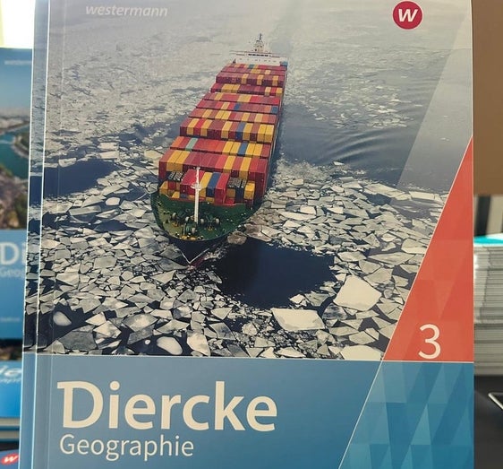 Der dritte Band der Reihe Diercke Geographie für Südtiroler Mittelschulen ist da: Vorgestellt wurde er im Rahmen einer Fortbildungsveranstaltung der Pädagogischen Abteilung der Deutschen Bildungsdirektion am 9. Oktober. (Foto: LPA)