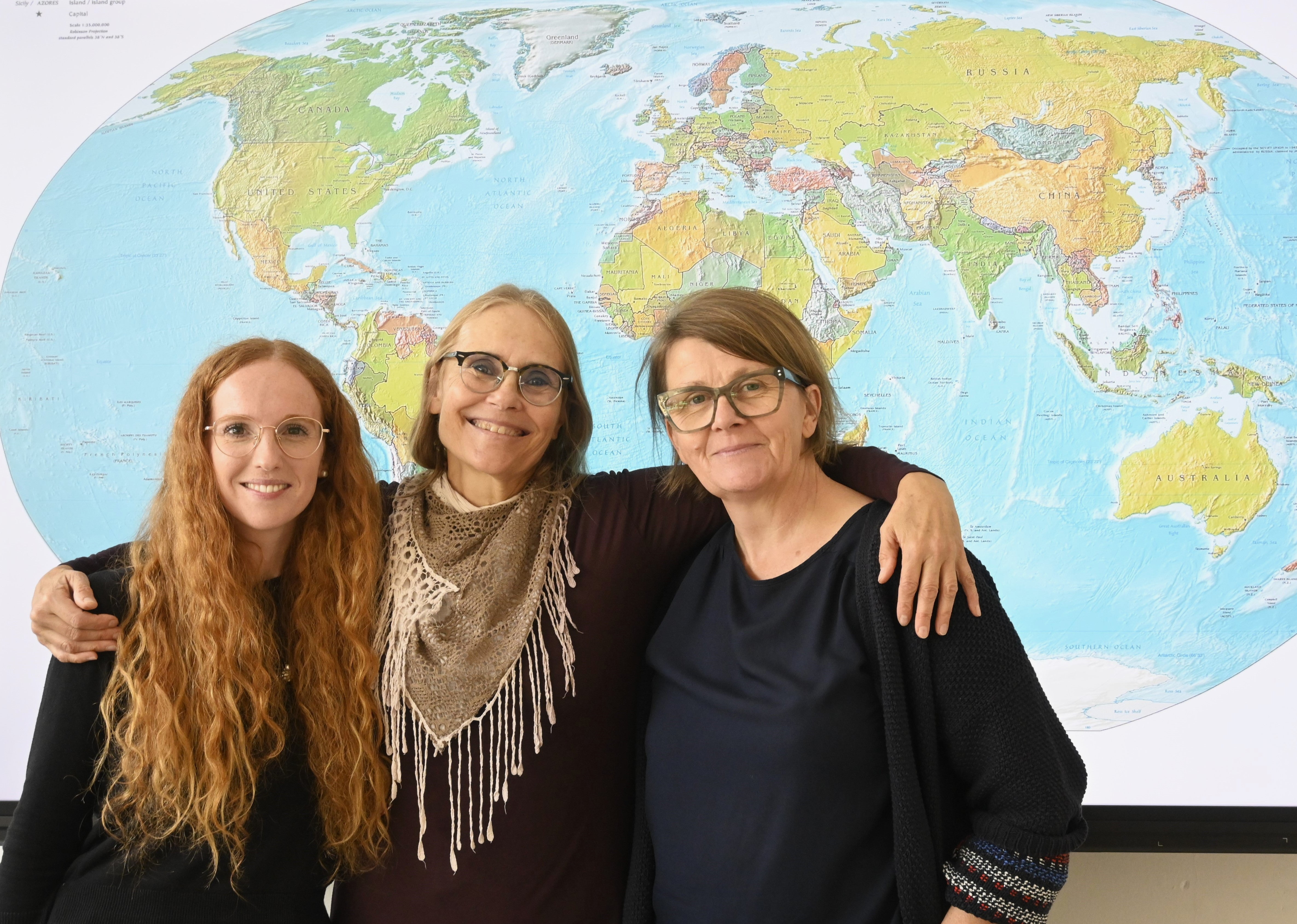 Die Lehrpersonen (von links) Sarah Breitenberger, Dagmar Stehn und Barbara Gantner halten Sprachförderkurse in Bozen, für die sich jährlich zwischen 60 und 80 Schülerinnen und Schüler einschreiben. (Foto: Margit Pichler)