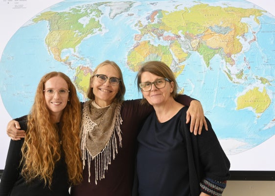 Die Lehrpersonen (von links) Sarah Breitenberger, Dagmar Stehn und Barbara Gantner halten Sprachförderkurse in Bozen, für die sich jährlich zwischen 60 und 80 Schülerinnen und Schüler einschreiben. (Foto: Margit Pichler)