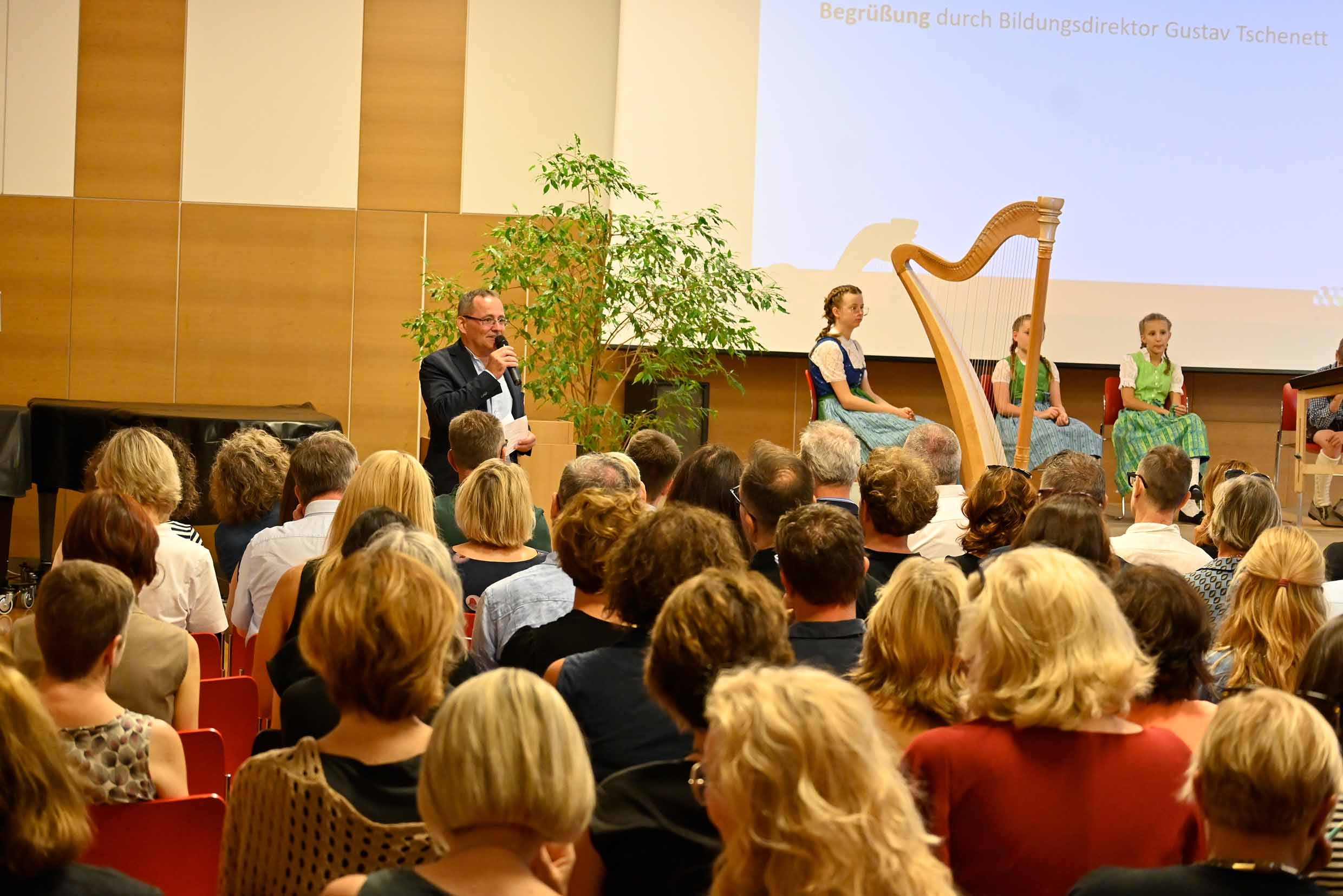 An der heutigen Eröffnungskonferenz zum Bildungsjahr 2024/2025 nahmen über 100 Führungskräfte der deutschsprachigen Kindergärten und Schulen teil. Bildungsdirektor Gustav Tschenett führte in die Veranstaltung ein. Foto: Margit Pichler