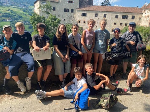 Sommerakademie der Mittelschule: Die Burgen im Blick hatten die Workshopteilnehmerinnen und -teilnehmer unter anderem bei der Exkursion zur Trostburg. (Foto: LPA/Pädagogische Abteilung der Deutschen Bildungsdirektion/Thomas Troi)