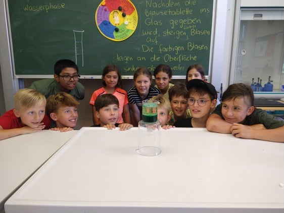 Im Forscherlabor naturwissenschaftlichen Phänomenen der Physik, Chemie und Biologie auf der Spur: (v.l.) Aydin, Lena, Kristin, Laura, Anna, Leander, Lukas, Leo, Marian, Elias, Fabian, Damian (Foto: LPA/Begabungs- und Begabtenförderung der Pädagogischen Abteilung der Deutschen Bildungsdirektion/Eva Enderle)
