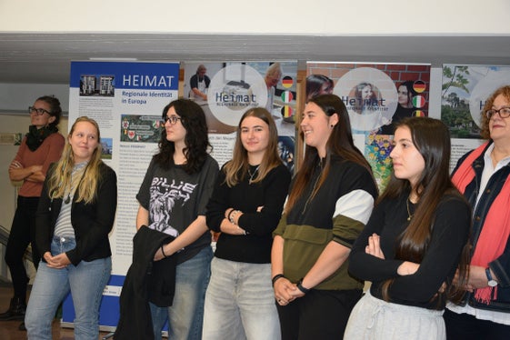 Die Erasmus+ Heimat – Schülerinnen wieder in ihrer alten Schule (von links): Isabella Drescher, Daniela Gruber, Bojana Kitanova, Annalena Engl und Magdalena Kröll mit Lehrpersonen (Foto: LPA/Fachschule Tisens)