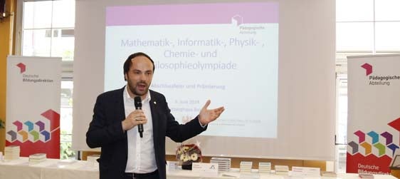 Bildungslandesrat Philipp Achammer bei der heutigen Prämierungsfeier im Kolpinghaus in Bozen: Die Schulolympiaden entfachen Neugierde und bieten Talenten eine Bühne.