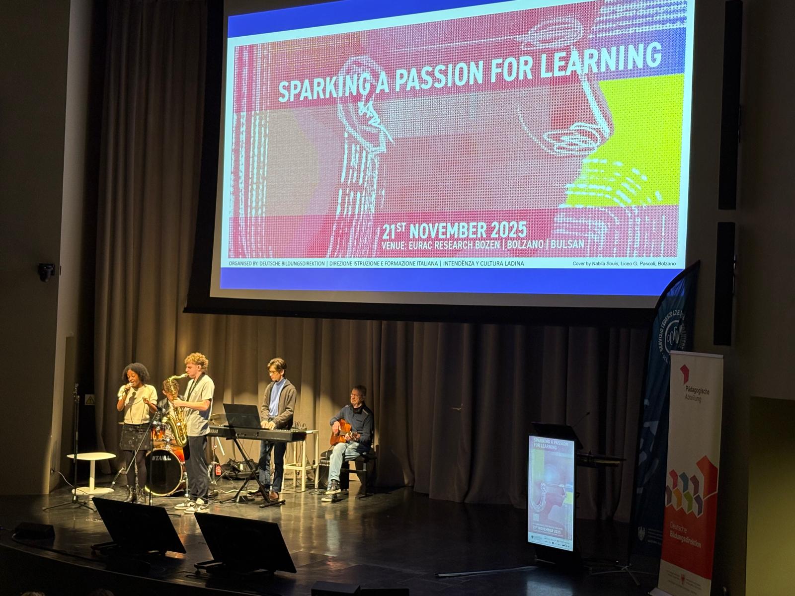 Students performing musical interludes. Bild: Deutsche Bildungsdirektion/Elisabeth Pfattner Lizenz: ©