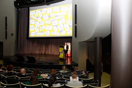 Bildungsdirektor Gustav Tschenett bei der heutigen Tagung zum Thema Mehrsprachigkeit (Foto: Verena Hilber)