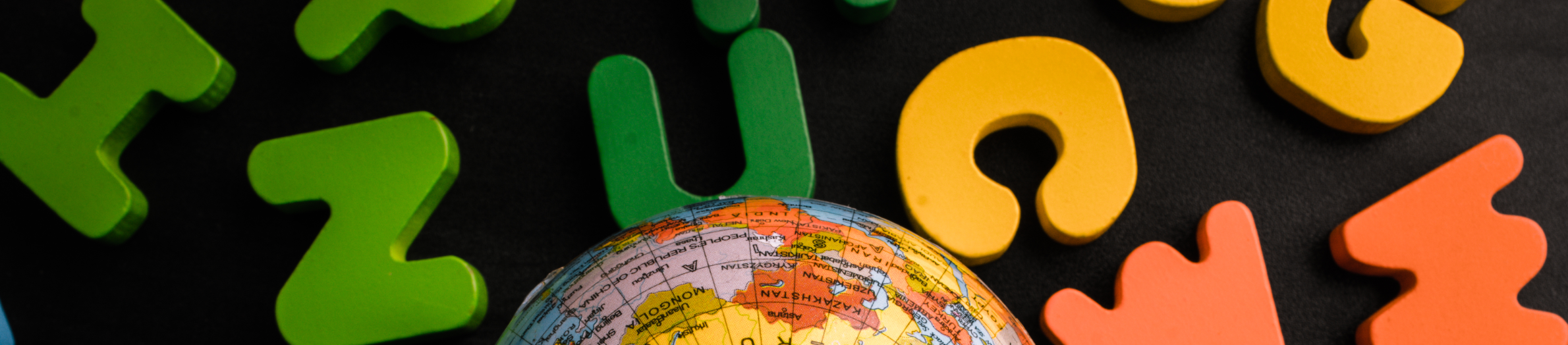 Globus auf bunten Buchstaben, von Turgay Koca; Quelle: https://www.vecteezy.com/free-photos