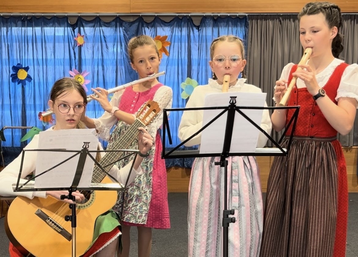 Instrumentalensemble von Schülerinnen in der GS Campill beim Abschluss des Projektes Musigkischtl XXL, Mai 2024