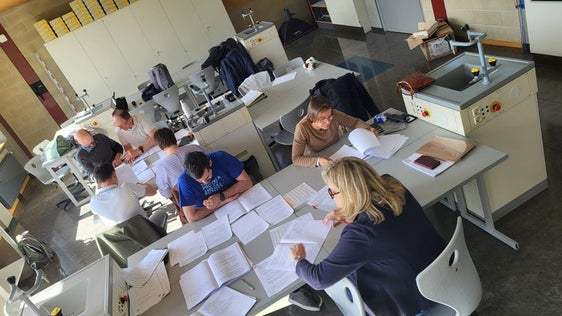 Der Landeswettbewerb der Chemieolympiade 2025 wurde heuer zum 25. Mal in Südtirol ausgetragen; das Bild entstand während der Korrektur der Arbeiten. (Foto: LPA/Stefan Pilser)