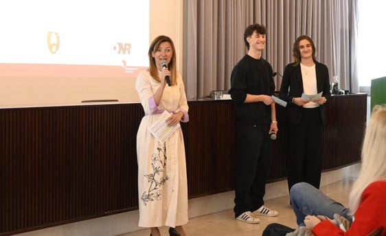 Auf den Wert einer gesamtheitlichen Ausbildung verwiesen: Landesschuldirektorin Sigrun Falkensteiner mit Moderator Kevin Rieder und Moderatorin Sarah Messner. (Foto: LPA/Deutsche Bildungsdirektion/Margit Pichler)