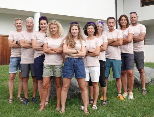 Das Team des Sportforum Mals (von links): Roland Weithaler (Mitarbeiter der Pädagogischen Abteilung), Walther Mader (Organisation), Michaela Abart (Rahmenprogramm und Sekretariat), Helga Köllemann (Mitarbeiterin der Pädagogischen Abteilung) Vera Chiusole (Organisation und Digitalisierung), Traudi von Leon (Mitarbeiterin Outdoor), Gertrud Punter (Sekretariat und Logistik), Franz Chiusole (Organisation) Astrid Ferrari (Pädagogische Abteilung), Veit Angerer (Transport und Logistik). (Foto: LPA/Pädagogische Abteilung der Deutschen Bildungsdirektion/Sportoberschule Mals)