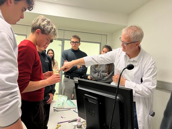 Spannender Ausflug in den Berufsalltag: Ein Facharzt erklärt den Schülerinnen und Schülern im Rahmen der Projektwoche "Rendezvous mit dem Traumberuf" medizinische Techniken. Foto: KH Bruneck