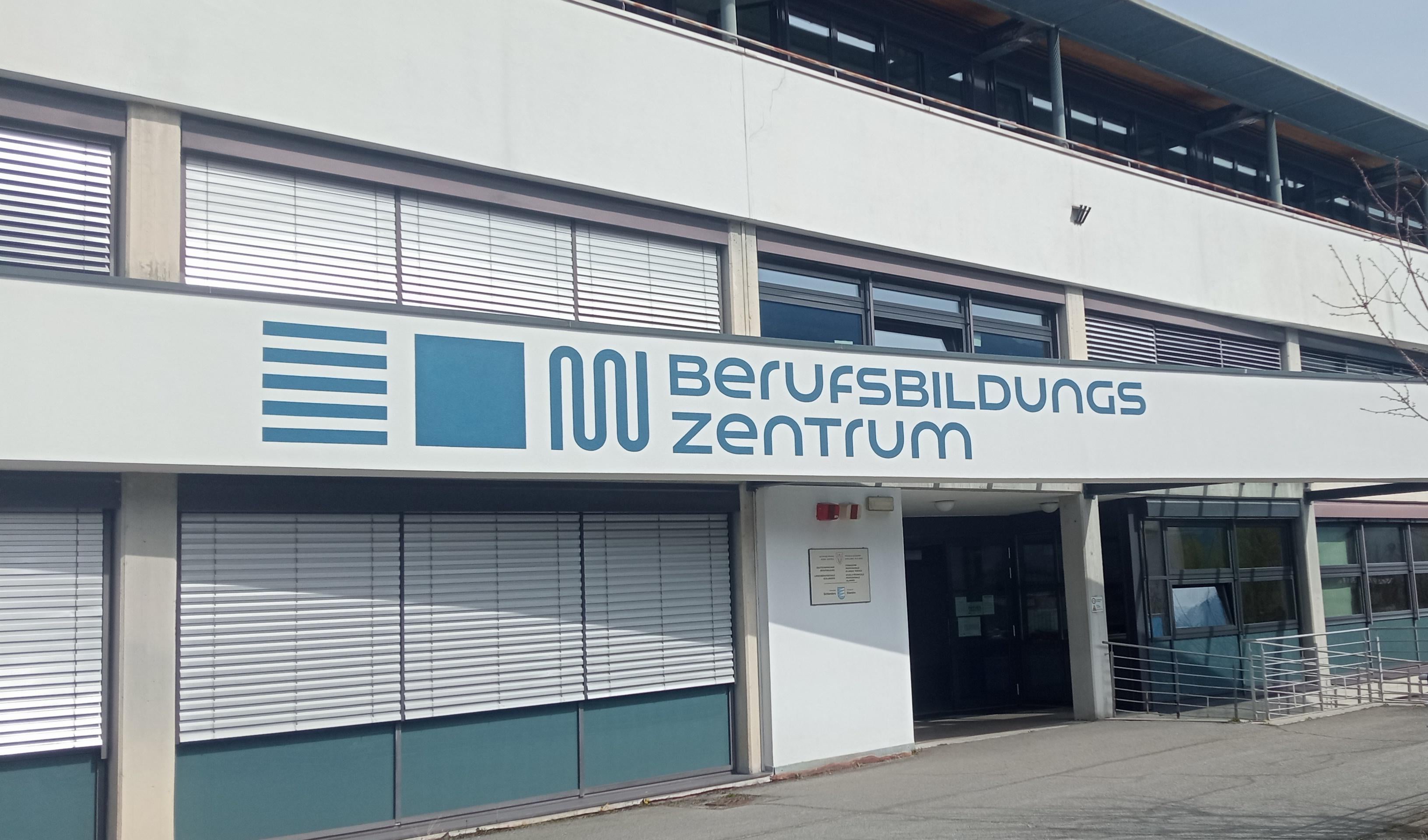 Das PBZ befindet sich im Berufsbildungszentrum Schlanders. Es gibt keine Parkmöglichkeiten für Besucher/-innen.