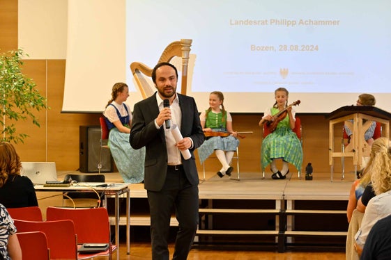 Landesrat Philipp Achammer bedankte sich bei allen Kindergarten- und Schulverantwortlichen und betonte: Es wird auch in diesem Schuljahr nicht einfacher werden, aber wir haben großes Vertrauen in das, was sie alle für unsere Schülerinnen und Schüler tun, denn Bildung ist der Kern der Entwicklung. Foto: Margit Pichler