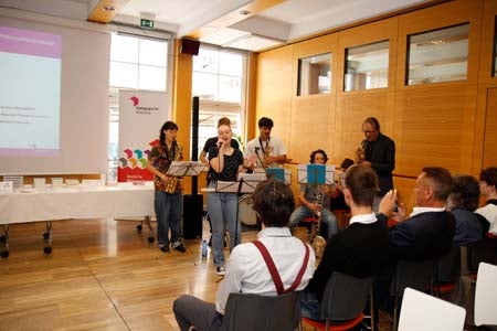 Ein Ensemble der Musikschule Bozen hat die heutige Prämierungsfeier musikalisch umrahmt: Verena Raich (Gesang), Corinna Benedikter (Gesang), Gloria Mumelter (Saxofon), Enea Sandini (Saxofon), Manuel Prader (Saxofon), Emma Prantner (Klarinette), Ruben Burger (Bass Klarinette), Michele Fecchio (Percussion) Leitung: Johann Tutzer