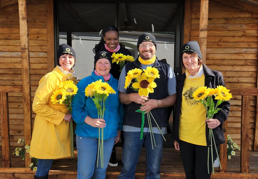 Sunflower Sky Hike Unites Hikers in Hope | DKMS