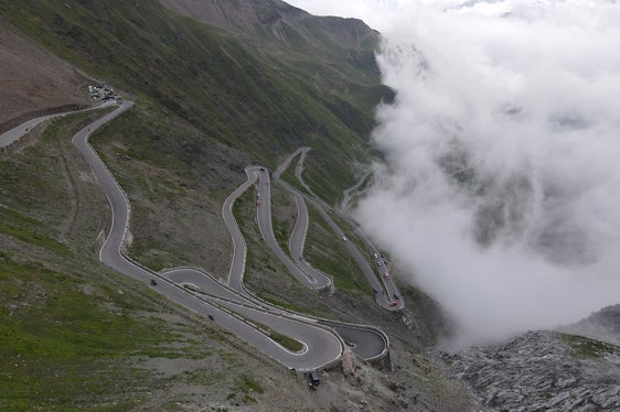 Anche a 200 anni dalla sua costruzione, la strada del Passo dello Stelvio non ha mai perso il suo fascino. (Foto: USP/Gnews)