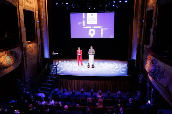 Una giuria internazionale composta da esperti di mobilità e trasporti ha selezionato le tre iniziative più innovative e significative nel campo della mobilità sostenibile, tra cui l’Alto Adige Guest Pass, sulle 960 candidate, e ieri ha premiato il Guest Pass come migliore progetto d'Europa. L'annuncio è arrivato da parte del commissario europeo per i trasporti sostenibili e il turismo, Apostolos Tzitzikōstas. (Foto: USP/Ivan Brentegani)