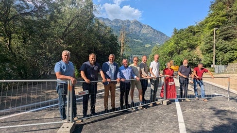 Radfahrer und Fußgänger können nun eine sichere Unterführung nutzen, um auf der Töll die Staatsstraße zu überqueren (von links): Walter Laimer, Vize-Bürgermeister von Partschins, Ulrich Gamper, Präsident der Bezirksgemeinschaft Burggrafenamt, Landesrat Daniel Alfreider, Alois Forcher, Bürgermeister von Partschins, Augustin Hueber und Johannes Strimmer vom Amt Straßenbau West, Alexandra Ganner, Bürgermeisterin von Algund, Felix Lanpacher, Bürgermeister von Marling und Martin Stifter von der Bezirksgemeinschaft Burggrafenamt bei der Eröffnung. (Foto: LPA/Ressort für Infrastrukturen und Mobilität) 